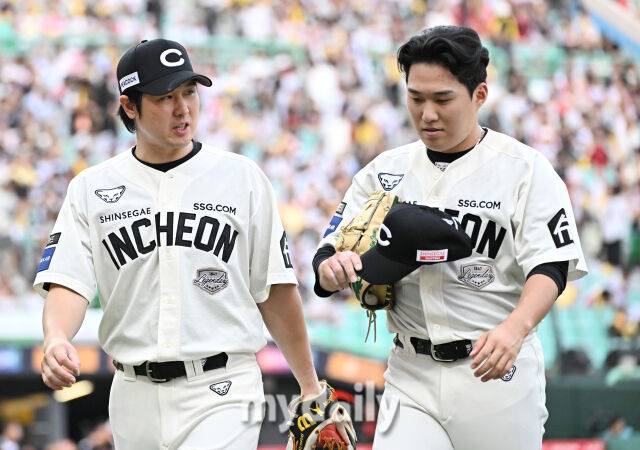 17일 오후 인천광역시 문학동 인천SSG랜더스필드에서 진행된 '2025 프로야구 KBO리그' SSG랜더스와 LG트윈스의 경기. SSG 최정과 최민준이 이야기를 나누고 있다./마이데일리