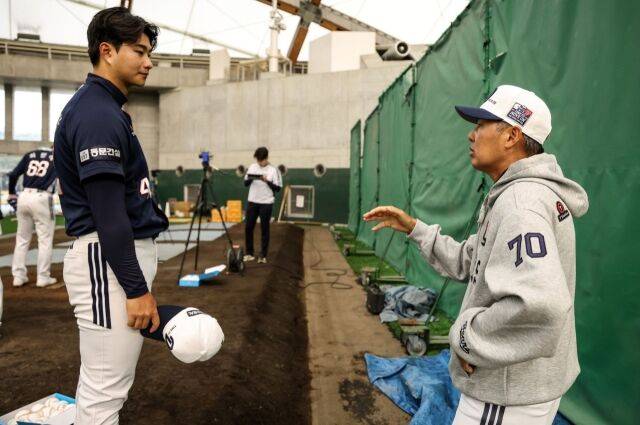 최지강과 김 감독./두산 베어스