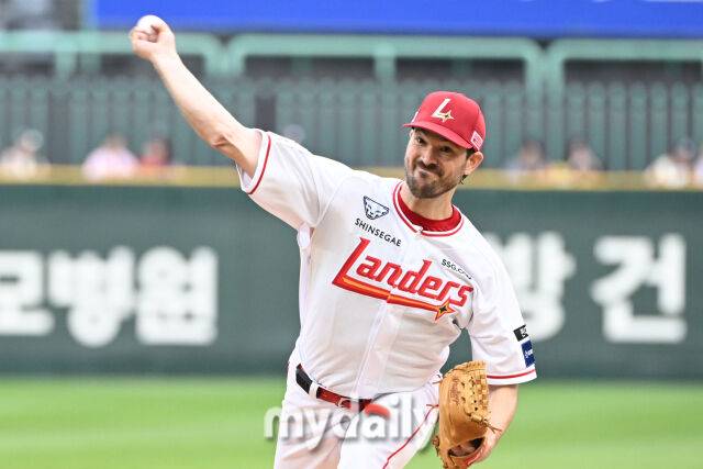 15일 인천 SSG랜더스필드에서 열린 '2025 신한 SOL BANK KBO리그' NC 다이노스와 SSG랜더스 경기.SSG 앤더슨이 선발 투수로 나와 힘차게 투구하고 있다./마이데일리