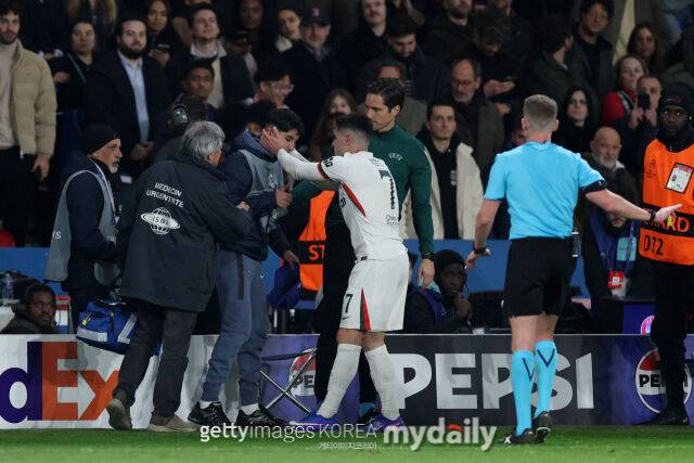 페드루 네투가 볼보이에게 사과하고 있다./게티이미지코리아