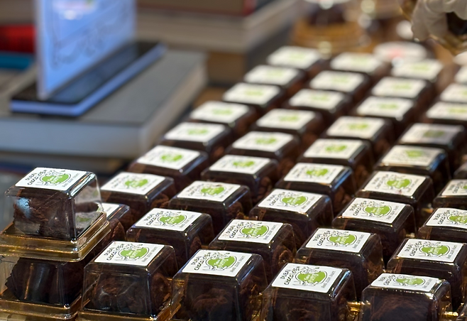 서울 종로구 한 카페에서 직원이 두바이 쫀득 쿠키를 진열대에 담고 있다. 강승연 기자