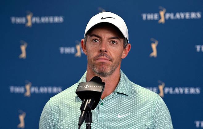 공식 기자회견 도중 기자의 질문을 듣고 있는 로리 매킬로이. [게티이미지]