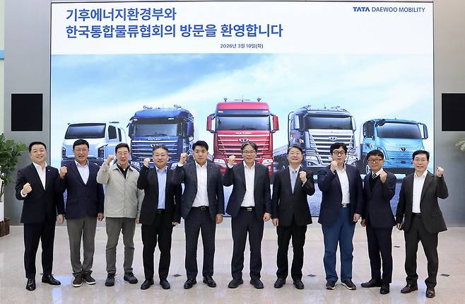 지난 10일 전북 군산 타타대우모빌리티 본사에서 전기 중대형 화물차 보급 방안 논의에 참석한 관계자들이 기념 촬영을 하고 있다. [타타대우모빌리티 제공]