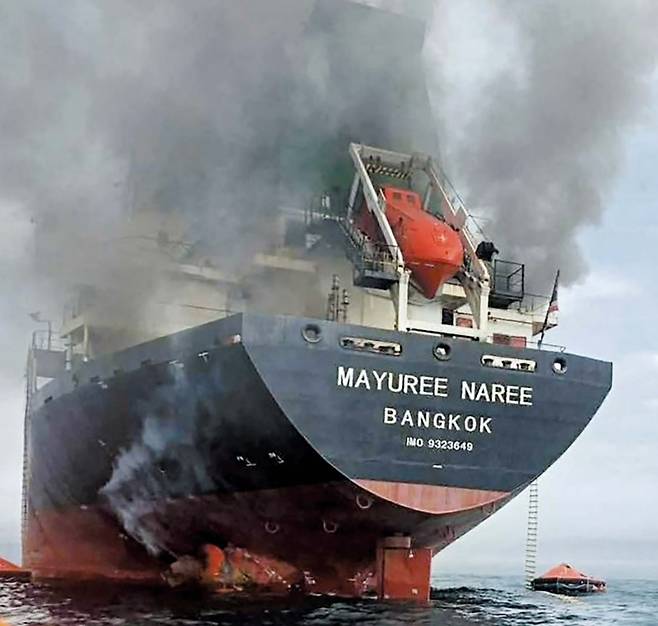 11일(현지시간) 호르무즈 해협에서 이란 혁명수비대의 공격을 받은 태국 화물선 마유리 나리호에서 검은 연기가 피어오르고 있다. 이날 일본 상선미쓰이의 컨테이너선도 이날 정박 중 이란의 공격을 당하는 등, 걸프 해상의 선박에 대한 이란의 무차별 공격이 거세지고 있다.[AFP]