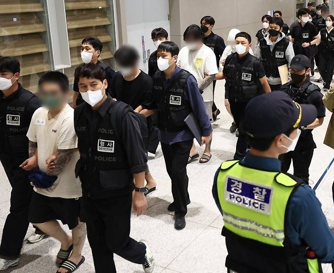 캄보디아 범죄단지에 구금됐던 한국인들이 지난해 10월 당국의 범죄단지 단속 이후 한국으로 송환되고 있다.[연합]