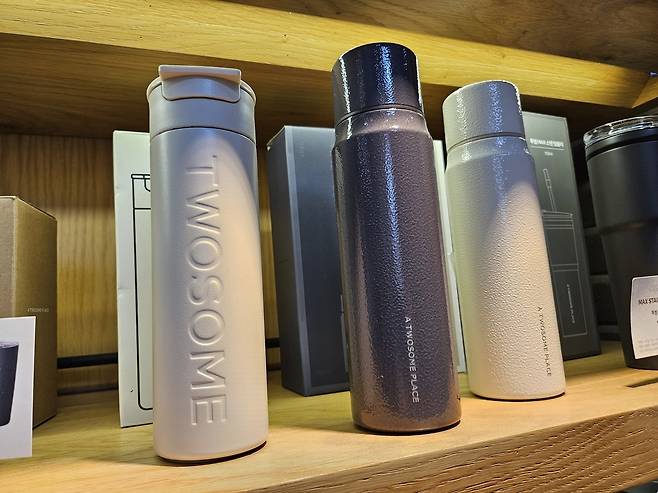 서울 한 카페에 텀블러 신상품이 전시돼 있다. 김광우 기자.