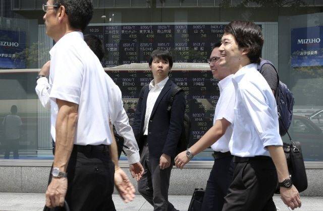 도쿄 거리를 걷고 있는 일본 직장인들. [AP 연합뉴스]