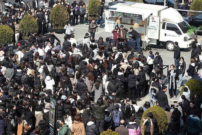 12일 서울 중구 한국프레스센터 광장에서 열린 영화 ‘왕과 사는 남자’ 흥행 감사 장항준 감독 커피차 이벤트에 많은 시민이 참여하고 있다. 영화 ‘왕과 사는 남자’는 흥행을 이어가면서 지난 11일 관객 수 1천200만명을 넘어섰다. [연합]
