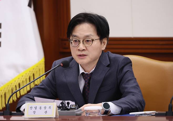 김정관 산업통상부 장관이 12일 서울 종로구 정부서울청사에서 열린 민생물가 특별관리 관계장관 TF에서 발언하고 있다. [연합]