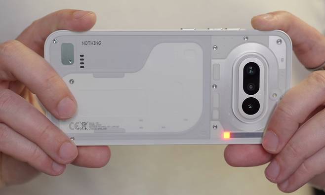 낫싱의 폰(4a). [트러스티드 리뷰 유튜브 갈무리]