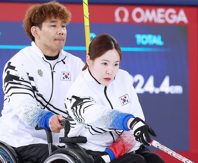 [서울=뉴시스] 한국 휠체어컬링 믹스더블의 백혜진-이용석이 8일(현지 시간) 이탈리아 코르티나담페초의 코르티나 올림픽 컬링 스타디움에서 열린 2026 밀라노·코르티나 동계패럴림픽 휠체어컬링 믹스더블 예선 6차전에서 라트비아와 경기를 펼치고 있다. (사진 = 대한장애인체육회 제공) *재판매 및 DB 금지
