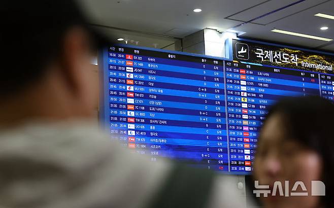 [인천공항=뉴시스] 최진석 기자 = 이란 사태 여파로 중단됐던 아랍에미리트(UAE) 두바이공항에서 인천국제공항으로 오는 직항편 운항이 재개된 6일 인천국제공항 제1여객터미널을 통해 귀국한 두바이 출발 EK322편 탑승객이 인터뷰를 하고 있다. 2026.03.06. myjs@newsis.com