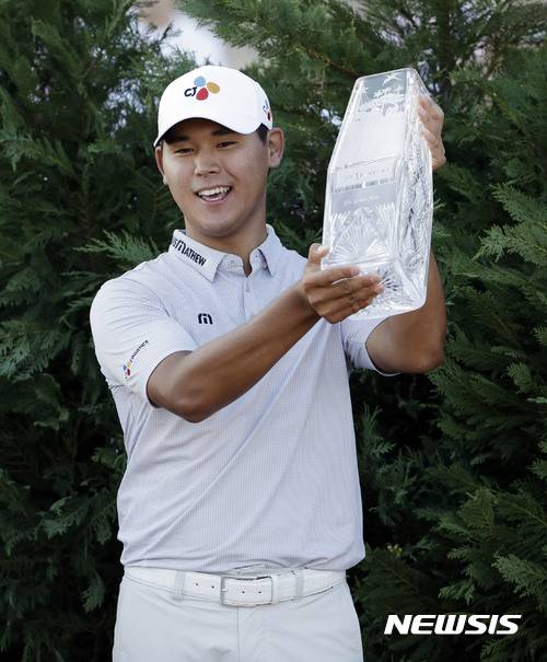 【플로리다=AP/뉴시스】 김시우(22·CJ대한통운)가 15일(한국시간) 열린 미국프로골프(PGA) 투어 '플레이어스 챔피언십'에서 우승을 차지한 뒤 트로피를 들어보이며 기뻐하고 있다. 2017.05.15.