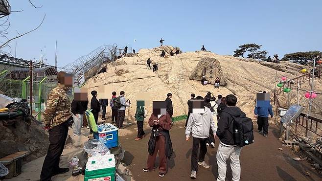 [서울=뉴시스] 김건민 인턴기자 = 관악산 정상에 위치한 연주대 일대의 전경. 2026.03.11. *재판매 및 DB 금지