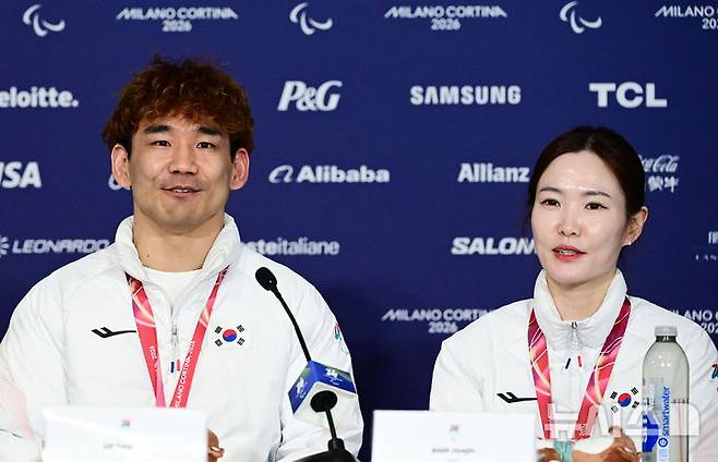 [코르티나담페초=뉴시스] 사진공동취재단 = 휠체어컬링 이용석(왼쪽)과 백혜진이 11일(현지 시간) 이탈리아 코르티나담페초 컬링 올림픽 스타디움에서 열린  2026 밀라노 코르티나 패럴림픽 휠체어컬링 믹스더블에서 은메달을 차지한 뒤 열린 기자회견에서 질문에 답하고 있다. 2026.03.12. photo@newsis.com