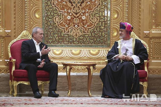 [무스카트=AP/뉴시스] 마수드 페제시키안(왼쪽) 이란 대통령과 하이삼 빈 타리크 알 사이드 오만 국왕이 2025년 5월 27일  오만 무스카트에서 회담하고 있다.  이들은 3월 11일 전화회담에서 최근 중동상태에 대한 협력방안을 논의하고 입장을 밝혔다. 2026.03. 12.