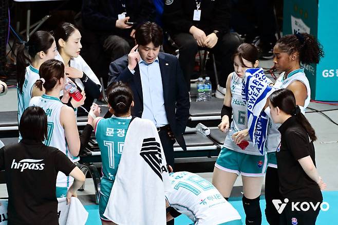 [서울=뉴시스] 프로배구 한국도로공사 김종민 감독이 7일 서울 장충체육관에서 열린 진에어 2025~2026 V-리그 여자부 GS칼텍스와의 경기에서 선수들에게 지시를 내리고 있다. (사진=KOVO 제공) 2026.03.07. *재판매 및 DB 금지