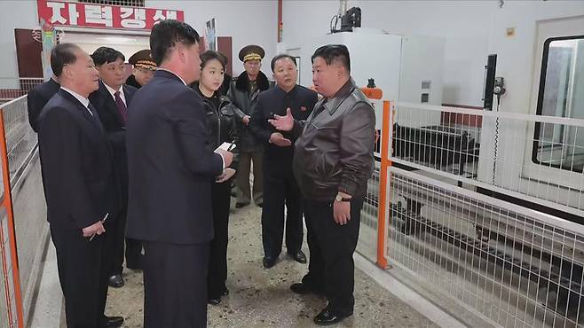 [서울=뉴시스] 북한 조선중앙TV는 김정은 국무위원장이 딸 주애와 함께 지난 11일 제2경제위원회 산하 중요군수공장을 찾아 신형 권총을 사격하고 현지 지도를 했다고 12일 보도했다. (사진=조선중앙TV 캡처) 2026.03.12. photo@newsis.com *재판매 및 DB 금지