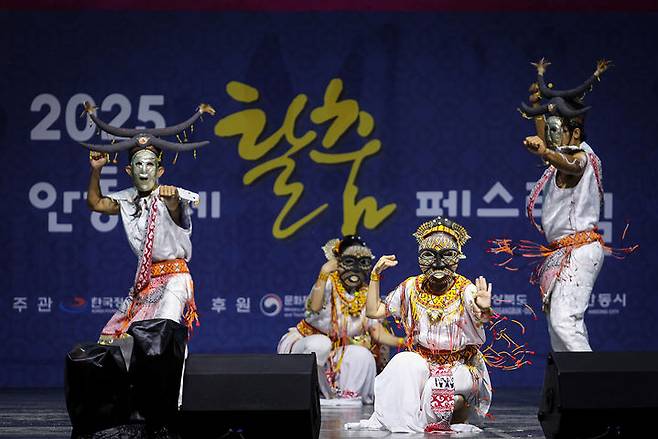[안동=뉴시스] '2025 안동국제탈춤페스티벌' 공연 장면 (사진=안동시 제공) 2025.10.06. photo@newsis.com *재판매 및 DB 금지