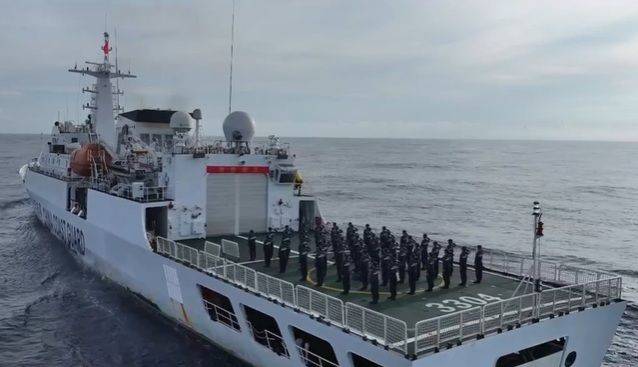 [서울=뉴시스]중국 해경이 건국 76주년 기념일(국경절)을 맞아 지난해 10월 1일 남중국해 분쟁 도서 인근 선상에서 국기를 게양하며 주권 수호 의지를 과시했다. 2026.03.12.