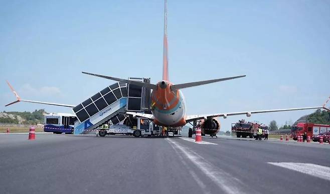 [t서울=뉴시스]수요일 태국 푸켓 국제공항 활주로에서 하드 랜딩 사고를 일으킨 에어인디아 익스프레스 소속 보잉 737-300 여객기가 멈춰 서 있다. 이 사고로 노즈 기어(앞바퀴) 부위가 파손되면서 기체 이동이 불가능해졌고, 공항 활주로는 약 7시간 동안 전면 폐쇄됐다.  사진 푸켓 국제공항 *재판매 및 DB 금지