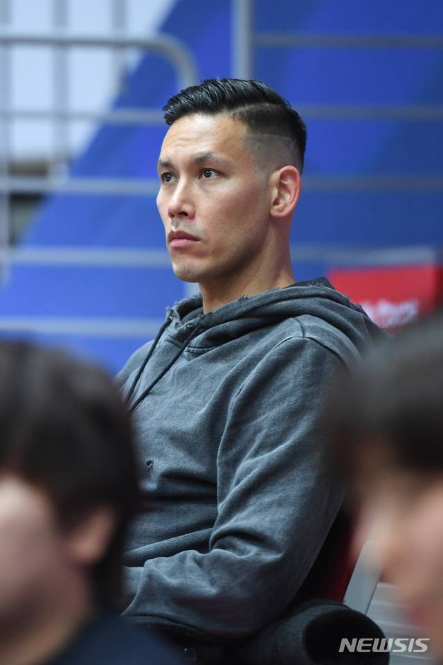 [서울=뉴시스] 22일 인천도원체육관에서 열린 여자프로농구 아산 우리은행과 인천 신한은행의 경기 응원하러 온 이승준. (사진 = WKBL 제공)