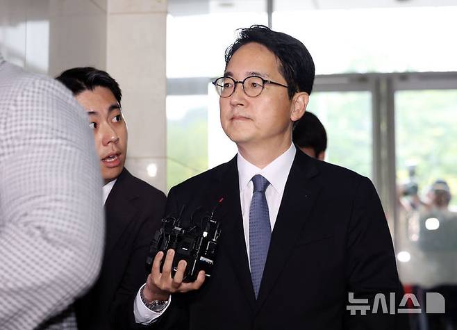 [서울=뉴시스] 홍효식 기자 = 심우정 전 검찰총장(전 법무부 차관)이 지난해 9월30일 오전 서울 서초구 순직해병 특검 사무실에 피의자 소환 조사를 받기 위해 출석하고 있다. 심 전 총장은 법무부 차관으로 있던 작년 3월 이종섭 전 국방부 장관의 호주대사 임명과 출국금지 해제, 출국 등 일련의 과정에 관여한 혐의를 받는다. 2026.03.12. yesphoto@newsis.com