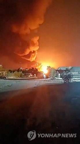 지난 6일(현지시간) 이란 공격으로 불붙은 쿠웨이트의 알리 알살렘 미 공군기지 [로이터=연합뉴스 자료사진 제공]
