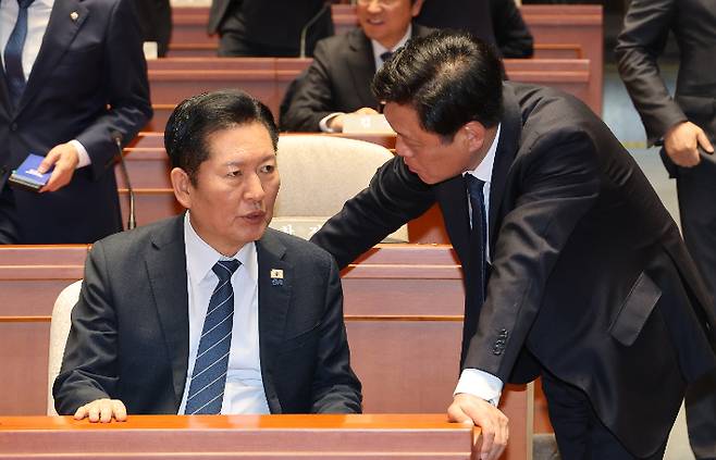 더불어민주당 정청래 대표가 12일 국회에서 열린 의원총회에서 조승래 사무총장과 대화하고 있다. 연합뉴스