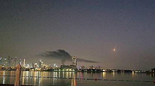 두바이 해변가 치솟은 화염. 연합뉴스