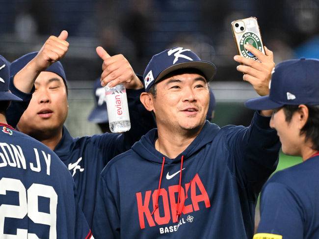 [OSEN=도쿄(일본), 손용호 기자] 도쿄의 기적이 나왔다. 한국 WBC 대표팀이 17년 만에 1라운드를 통과했다.&nbsp;한국은 9일 일본 도쿄돔에서 열린 ‘2026 월드베이스볼클래식(WBC)’ 1라운드 C조 호주와의 경기에서 로 승리를 거뒀다. 이로써 한국은 조별라운드 2승2패를 기록하면서 호주, 대만 등을 최소실점률로 제치면서 2009년 이후 17년 만에 1라운드를 통과했다. 이제 한국은 마이애미행 전세기를 탄다.경기 종료 후 한국 노경은이 류현진과 승리의 기쁨을 나누고 있다. 2026.03.09&nbsp;/spjj@osen.co.kr