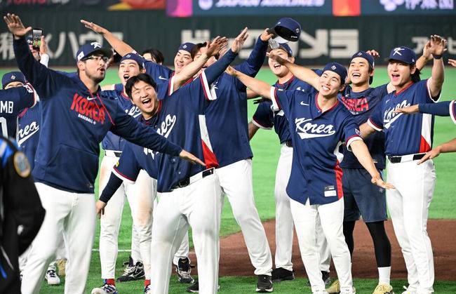 [OSEN=도쿄(일본), 손용호 기자] 도쿄의 기적이 나왔다. 한국 WBC 대표팀이 17년 만에 1라운드를 통과했다.&nbsp;한국은 9일 일본 도쿄돔에서 열린 ‘2026 월드베이스볼클래식(WBC)’ 1라운드 C조 호주와의 경기에서 로 승리를 거뒀다. 이로써 한국은 조별라운드 2승2패를 기록하면서 호주, 대만 등을 최소실점률로 제치면서 2009년 이후 17년 만에 1라운드를 통과했다. 이제 한국은 마이애미행 전세기를 탄다.경기 종료 후 한국 선수들이 비행기 세리머니를 하고 있다. 2026.03.09&nbsp;/spjj@osen.co.kr
