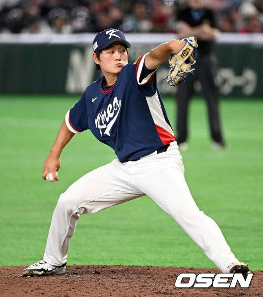 [OSEN=도쿄(일본), 손용호 기자] 9일 일본 도쿄돔에서 월드베이스볼클래식(WBC) 조별리그 C조 한국과 호주의 경기가&nbsp;열렸다.C조는 일본이 3승으로 조 1위를 확정, 8강에 진출했다. 호주가 2승 1패, 대만이 2승 2패, 한국이 1승 2패, 체코는 3패다.한국 WBC 대표팀이 8강에 진출하려면 호주에 2점 이하로 실점하면서 5점 차 이상으로 승리해야만 한다.8회말 무사에서 한국 김택연이 역투하고 있다. 2026.03.09&nbsp;/spjj@osen.co.kr