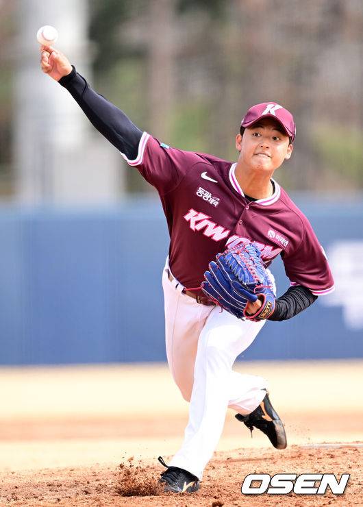 [OSEN=이천, 최규한 기자] 12일 경기도 이천 두산베어스파크에서 ‘2026 신한 SOL KBO리그’ 시범경기 두산 베어스와 키움 히어로즈의 경기가 열렸다.시범경기는&nbsp;오늘(12일)부터&nbsp;오는 24일까지 진행되며, 각 팀이 12경기씩 치러 총 60경기가 펼쳐질 예정이다.4회말 마운드에 오른 키움 박준현이 힘차게 공을 뿌리고 있다. 2026.03.12 / dreamer@osen.co.kr