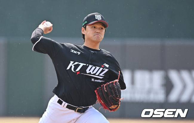 [OSEN=부산, 이석우 기자] 12일 부산 사직야구장에서 2026 신한 SOL KBO 리그 롯데 자이언츠와 KT 위즈의 시범경기가 열렸다. 이날 부산 사직과 이천, 대전, 광주, 마산 5개구장에서 막을 올렸다.KT 위즈 선발 투수 주권이 역투하고 역투하고 있다. 2026.03.12 / foto0307@osen.co.kr
