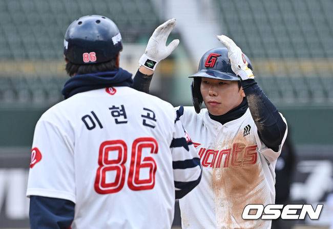 [OSEN=부산, 이석우 기자] 12일 부산 사직야구장에서 2026 신한 SOL KBO 리그 롯데 자이언츠와 KT 위즈의 시범경기가 열렸다. 이날 부산 사직과 이천, 대전, 광주, 마산 5개구장에서 막을 올렸다.롯데 자이언츠 장두성이 7회말 1사 3루 중견수 1타점 안타를 치고 세리머니를 하고 있다. 2026.03.12 / foto0307@osen.co.kr
