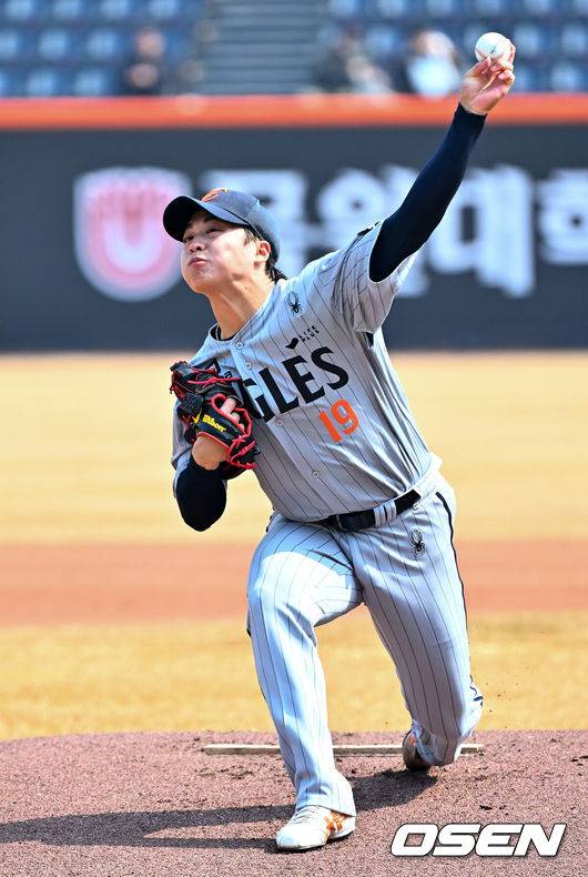 [OSEN=대전, 민경훈 기자] 12일 대전 한화생명볼파크에서 2026 신한 SOL KBO리그 시범경기 한화 이글스와 삼성 라이온즈의 경기가 열렸다.시범경기는&nbsp;오늘(12일)부터&nbsp;오는 24일까지 진행되며, 각 팀이 12경기씩 치러 총 60경기가 펼쳐진다.한화 선발 왕옌청이 마운드 위에서 힘차게 공을 뿌리고 있다. 2026.03.12 /rumi@osen.co.kr