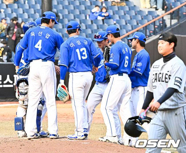 [OSEN=대전, 민경훈 기자] 12일 대전 한화생명볼파크에서 2026 신한 SOL KBO리그 시범경기 한화 이글스와 삼성 라이온즈의 경기가 열렸다.이 경기에서 삼성은 한화에 12-3으로 승리했다. 장단 15안타를 기록한 삼성이 1승을, 한화가 1패를 안고 시범경기를 시작하게 됐다.경기를 마치고 삼성 선수들이 하이파이브를 하고 있다. 2026.03.12 /rumi@osen.co.kr