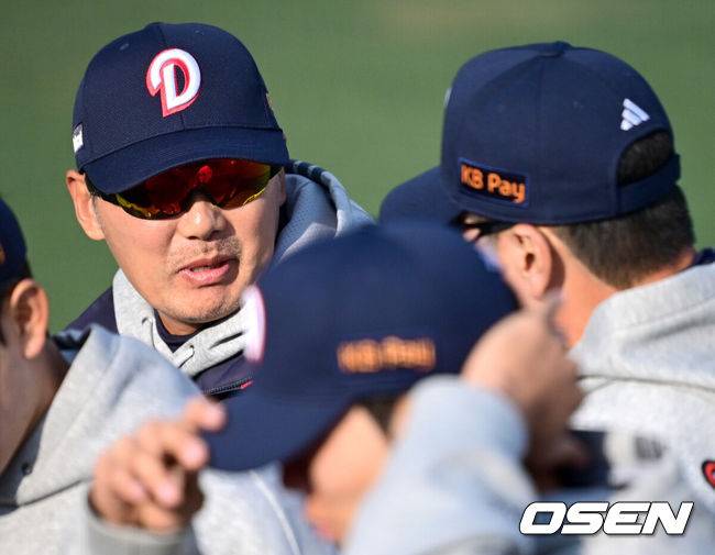 [OSEN=이천, 최규한 기자] 두산이 첫 시범경기부터 막강 화력을 뽐내며 김원형 신임 감독에게 첫 승을 안겼다.&nbsp;프로야구 두산 베어스는 12일 이천베어스파크에서 열린 키움 히어로즈와의 2026 KBO리그 시범경기 개막전에서 9-7로 승리했다.&nbsp;경기를 마치고 승리한 두산 김원형 감독이 선수들과 인사한 뒤 그라운드를 나서고 있다. 2026.03.12 / dreamer@osen.co.kr