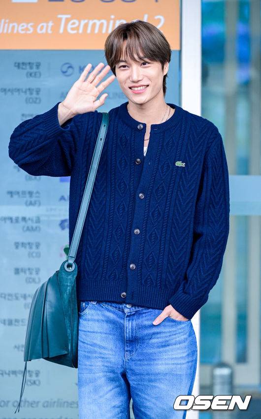 [OSEN=인천공항, 최규한 기자] 엑소(EXO) 카이가 6일 오전 해외 일정 참석을 위해 인천공항을 통해 프랑스 파리로 출국했다.엑소 카이는 파리에서 열리는 패션쇼에 참석할 예정이다.엑소 카이가 출국하며 팬들과 취재진을 향해 인사를 전하고 있다. 2026.03.06 / dreamer@osen.co.kr