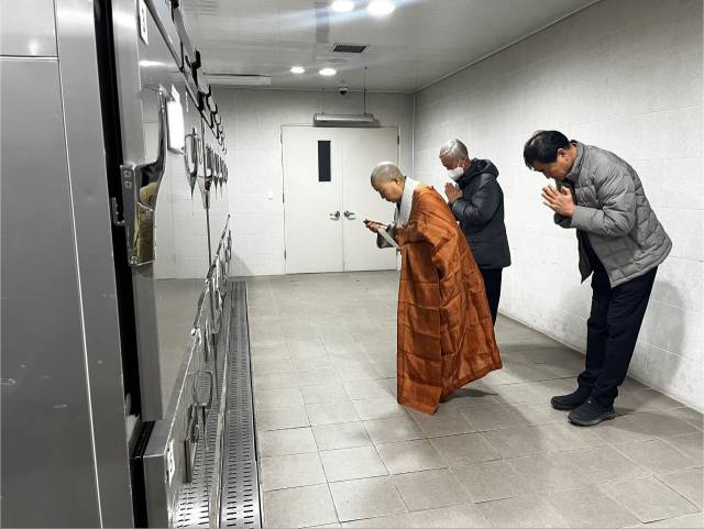 ▲조계종 사회노동위원회 관계자들이 지난 10일 뚜안 씨 시신이 옮겨 진 경기도의료원 이천병원 안치실에서 기도를 올리고 있다. ⓒ경기이주평등연대