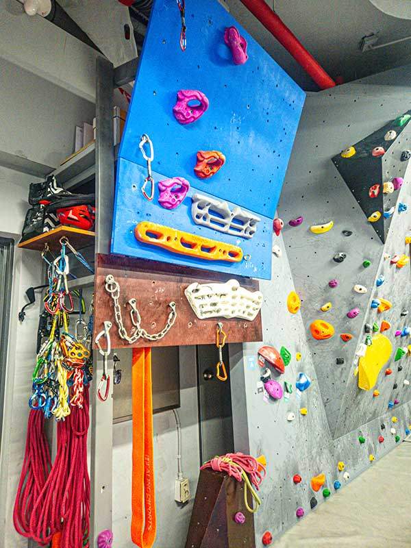 손가락 힘을 훈련하기 위한 트레이닝 보드. 자연 암벽등반에서 필요한 시스템을 훈련하기 위한 장비들도 준비되어 있다.