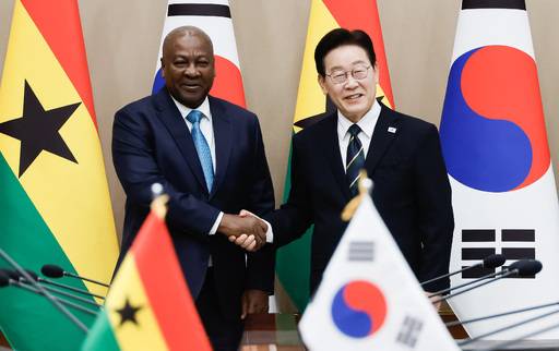 이재명 대통령이 11일 방한한 존 드라마니 마하마 가나 대통령과 청와대에서 만나 기념촬영을 하고 있다. 청와대사진기자단