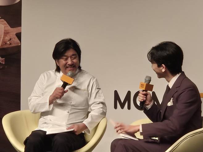 넷플릭스 ‘흑백요리사: 요리 계급 전쟁’ 시즌1의 준우승자인 스타 셰프 에드워드 리(53·한국명 이균·사진 왼쪽)가 지난해 1월21일 오전 서울 중구 신라호텔에서 열린 맘스터치 신제품 ‘에드워드 리 셰프 컬렉션 3종’ 출시 기자간담회에서 인사를 하고 있다. 김동환 기자