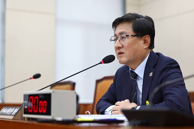 김성환 기후에너지환경부 장관이 12일 오전 서울 여의도 국회에서 열린 기후위기특별위원회 전체회의에서 발언하고 있다. 뉴시스