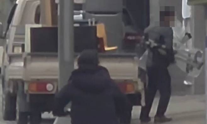 지난 2월 27일 경북 의성군에서 의성군청 A국장이 본인의 주거지를 이사하면서 직원들을 동원해 이삿짐을 나르고 있다. 독자 제공