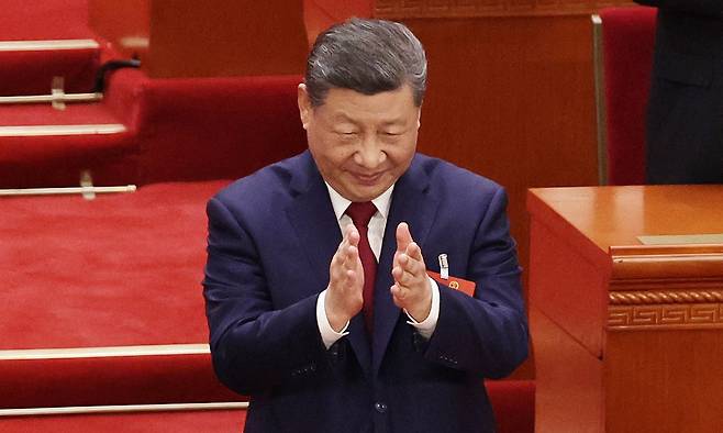 ‘질적 성장’ 강조 시진핑 중국 국가주석이 12일 베이징 인민대회당에서 열린 전국인민대표대회(NPC) 폐회식에서 박수를 치고 있다. 지난 4일 중국인민정치협상회의(정협) 개막으로 시작된 올해 양회는 ‘질적 성장’을 강조하며 이날 막을 내렸다. 베이징=AFP연합뉴스