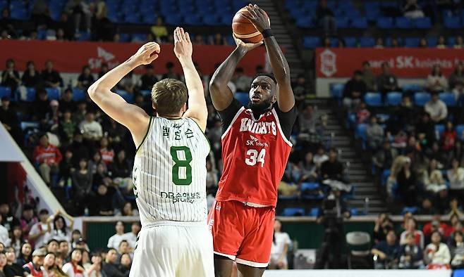 서울SK 자밀 워니가 12일 서울 송파구 잠실학생체육관에서 열린 LG전자 2025~2026 프로농구 홈경기에서 폭발적인 슈팅을 선보이고 있다. KBL 제공