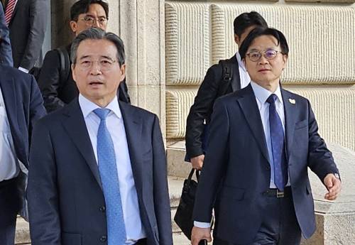 러트닉 만나고 나오는 한국 측 협상단 - 한미가 22일(현지시간) 워싱턴DC에서 무역 합의를 최종 도출하기 위한 막바지 협상을 벌였다. 김용범 대통령실 정책실장(왼쪽)이 22일(현지시간) 김정관 산업통상부 장관과 함께 미국 워싱턴 DC에 있는 미 상무부 청사에서 하워드 러트닉 상무장관과 만난 뒤 나서고 있다. 2025.10.23 연합뉴스