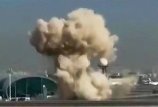 이란의 드론 공격 속에 아랍에미리트 두바이 국제공항 인근에서 폭발이 발생해 연기가 치솟고 있다. AFP 연합뉴스